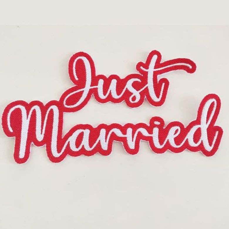 Fotografia della toppa ricamata della scritta Just Married bianca con contorno rosso