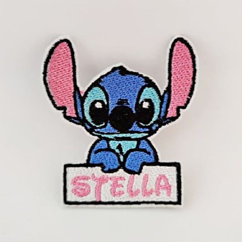 Fotografia di una toppa ricamata di Stitch con nome "Stella" sotto. La toppa è su sfondo bianco
