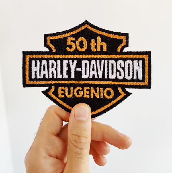 Fotografia toppa ricamata logo Harley-Davidson nero ed arancione personalizzata con nome