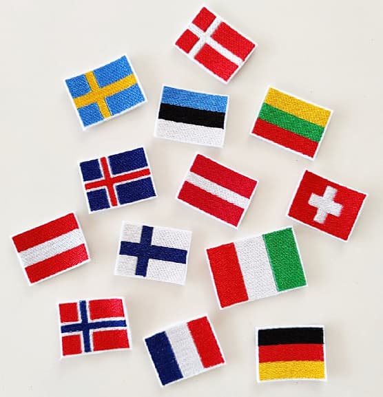 Fotografia di toppe ricamate di alcune bandiere di Paesi Europei