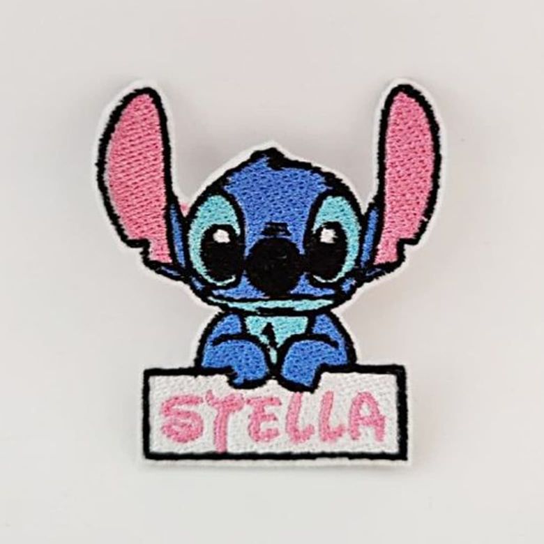 Fotografia di una toppa ricamata di Stitch con nome "Stella" sotto. La toppa &egrave; su sfondo bianco