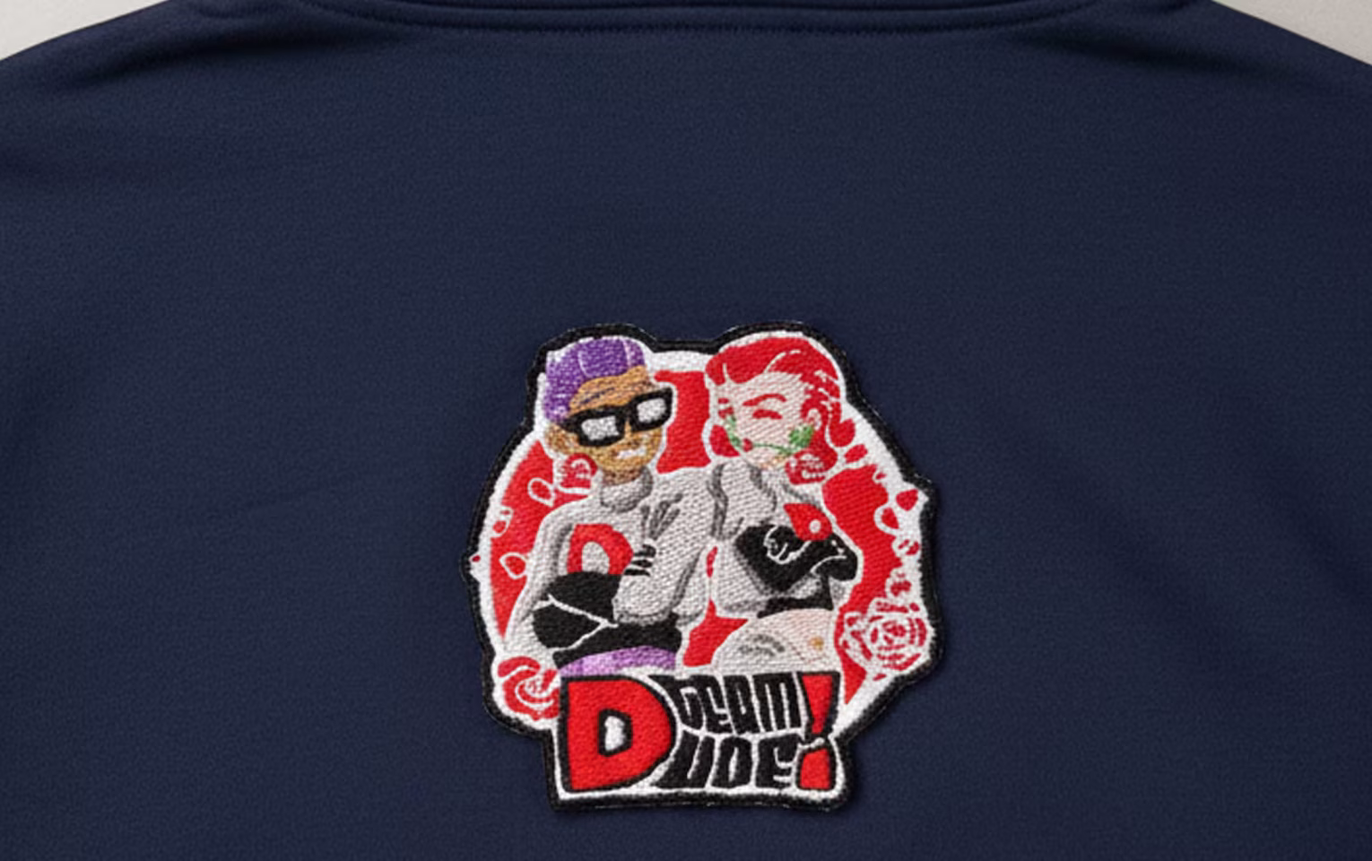 Grande patch ricamata a colori su schiena di felpa blu navy con design stile fumetto