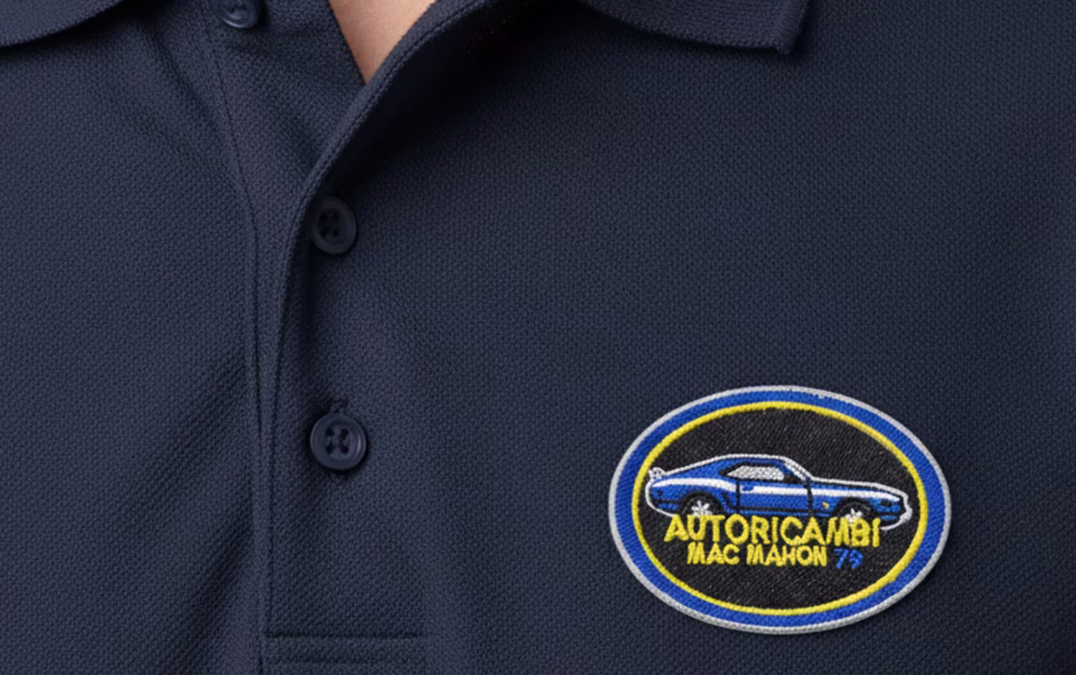 Logo ricamato su polo blu navy per divise aziendali settore autoricambi