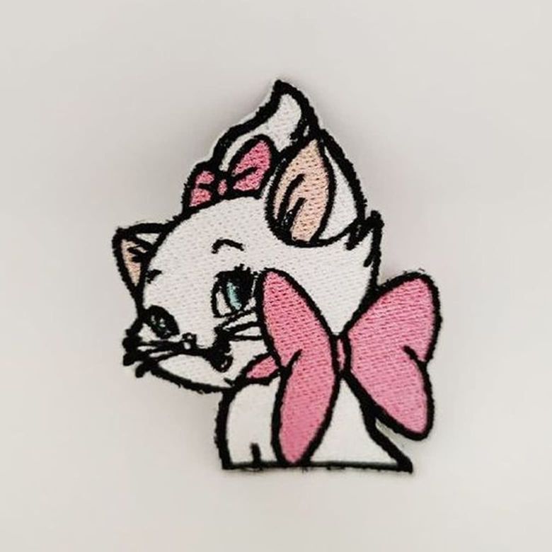 Fotografia della toppa ricamata di Minou degli Aristogatti su sfondo bianco